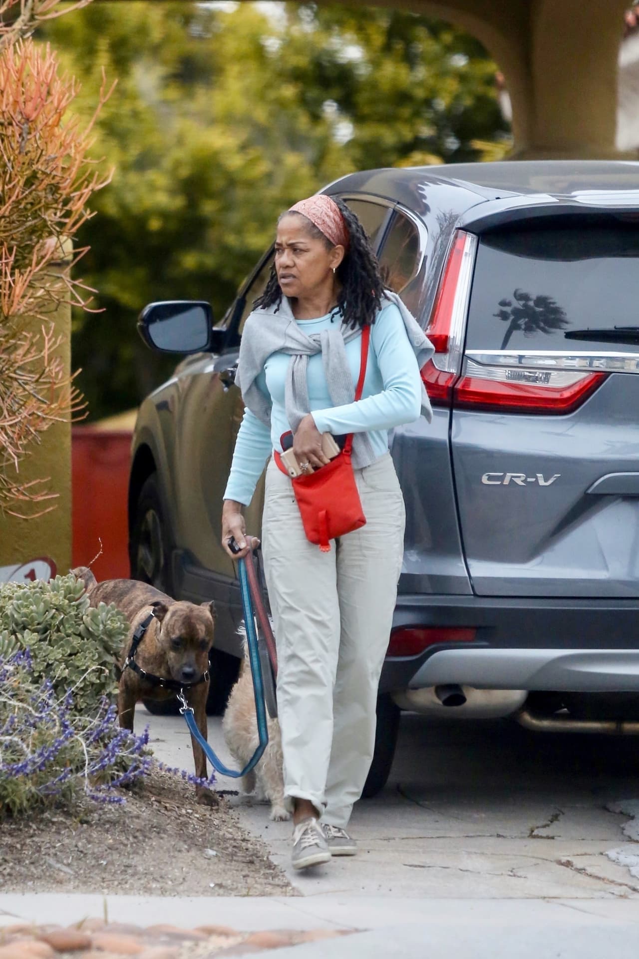 La mujer completó su atuendo con una pequeña bolsa roja, un suéter gris y tenis del mismo color.
<br>