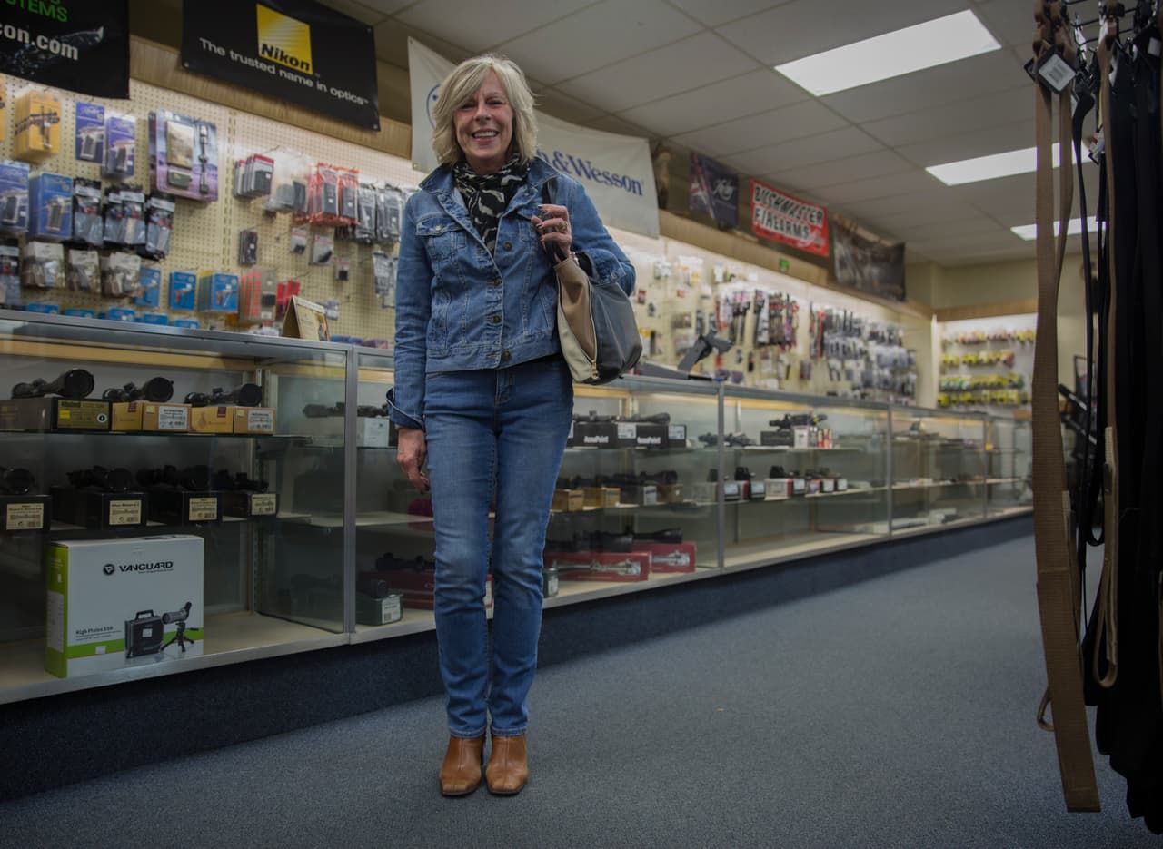 <b>Karen- Macomb County, Michigan. </b>“Me acosté el martes pensando que ella (Hillary) iba a ganar, pero me levanté y me enteré de que ella no había ganado, fue refrescante”, dice Karen entre risas, junto a una amiga, en una armería a las afueras de Detroit. “Muchas amigas me insultaron porque se suponía que votara por Hillary, porque soy mujer, pero para mí esa es la razón por no votar por ella”.