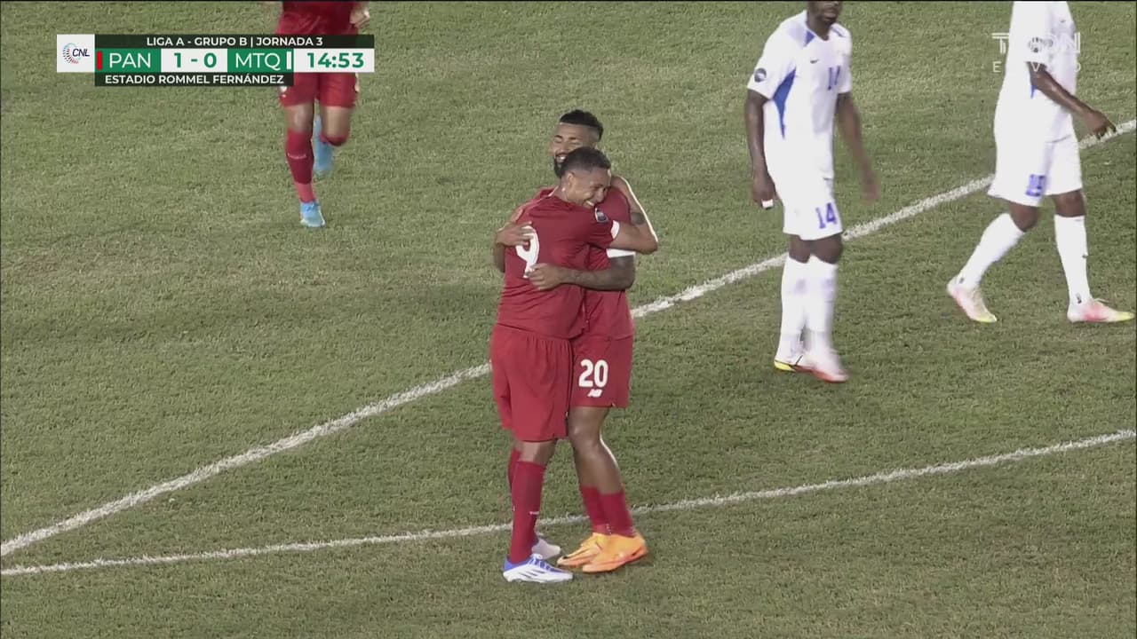 ¡No es su noche! Vitulin no rechaza bien y pone el 2-0 de Panamá