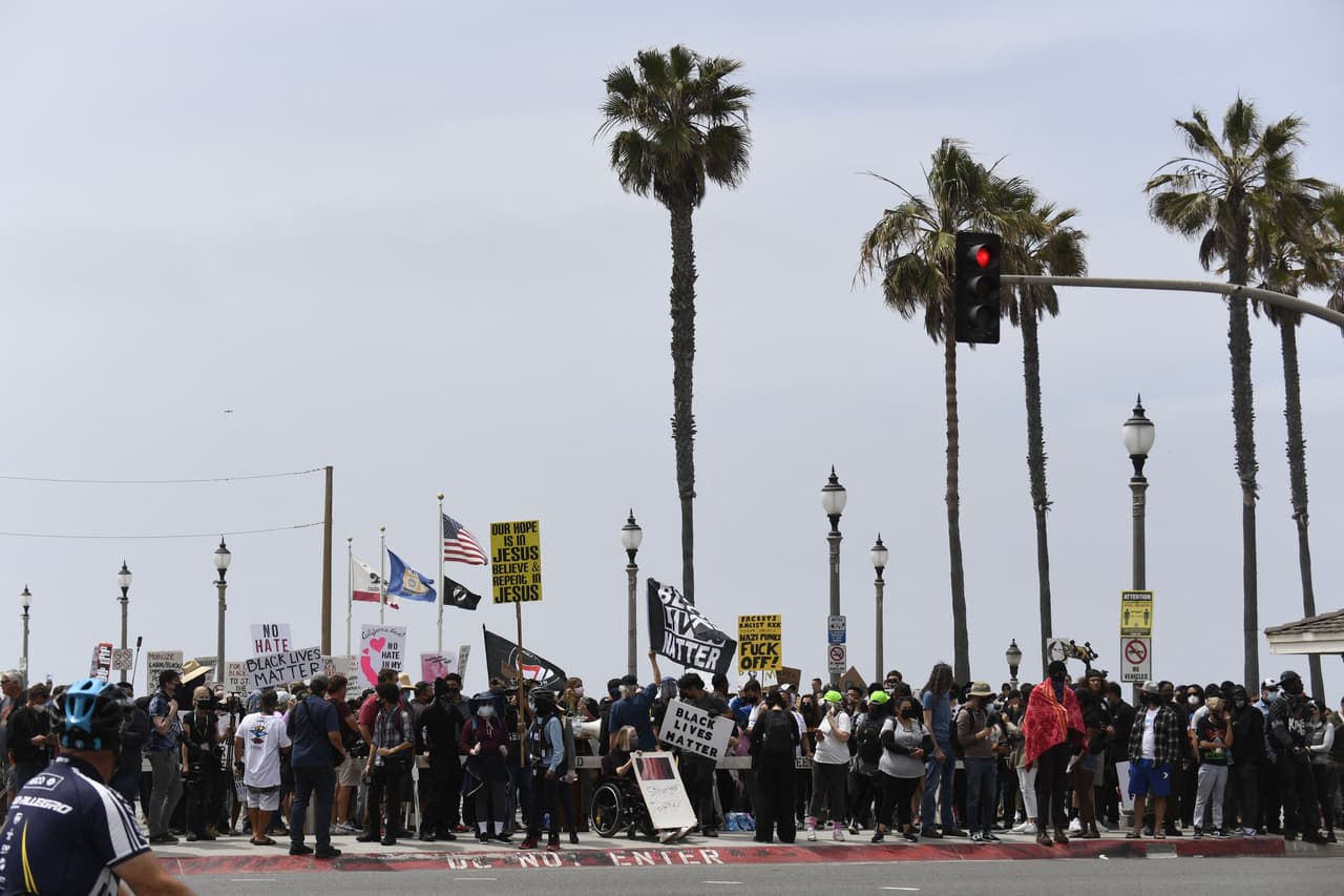 La policía de Huntington Beach declaró ilegal una manifestación de supremacistas blancos de “White Lives Matter” en la que coincidieron con contramanifestantes.
<br>