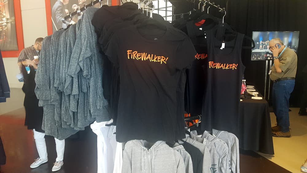 La popular playera que hace honor al incidente ocurrido ''FireWalker" se vende en 25 dólares