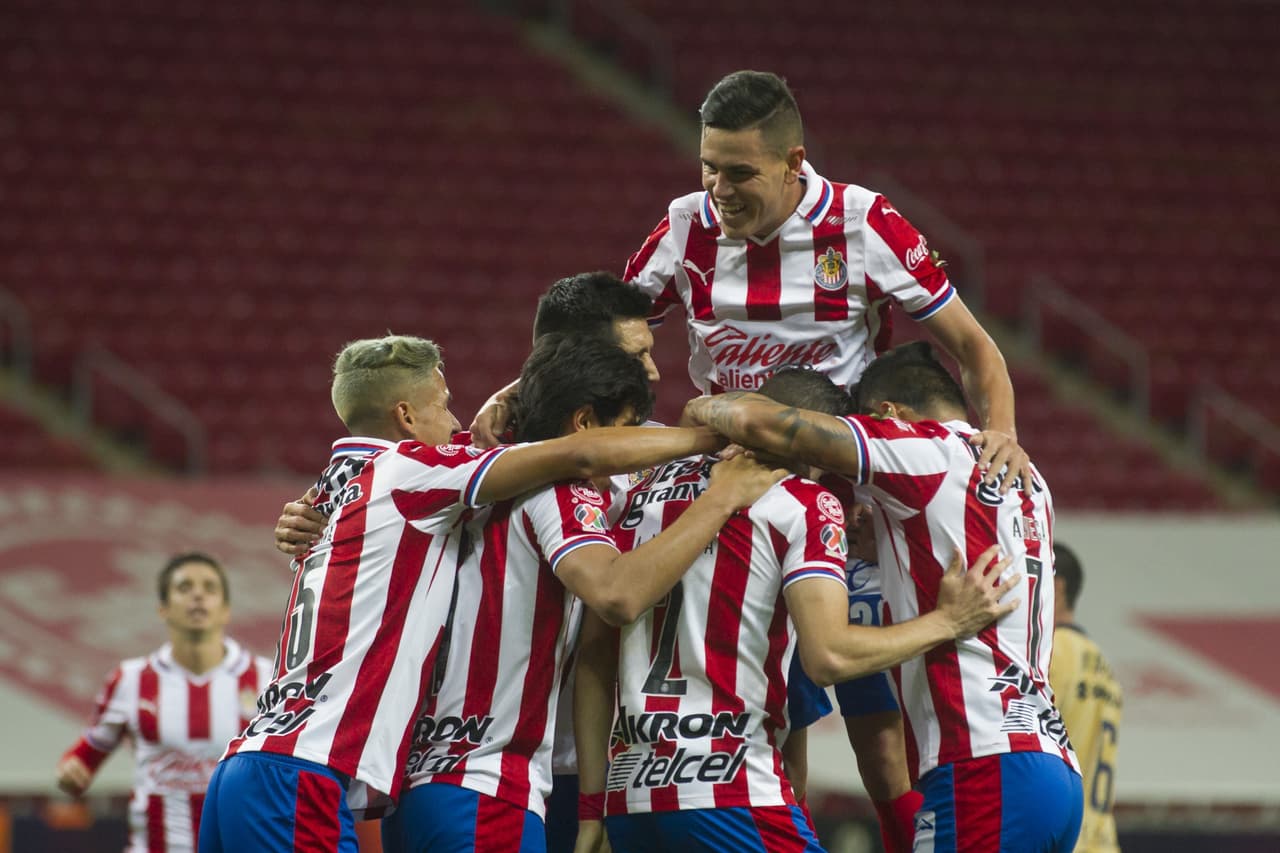 Las chivas logran venir de atrás para vencer a Pumas 2-1 y subir lugares en la tabla de posiciones.Pumas se queda en el penúltimo lugar con 5 puntos y las Chivas suben hasta la décima posición con 10 unidades.