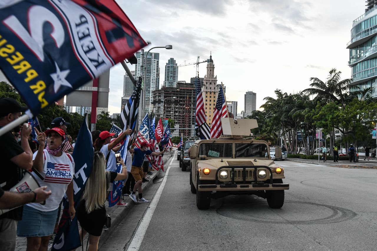 De un lado de la calle se ubicaron los simpatizantes de Trump y del otro seguidores de Joe Biden. 
<br>
