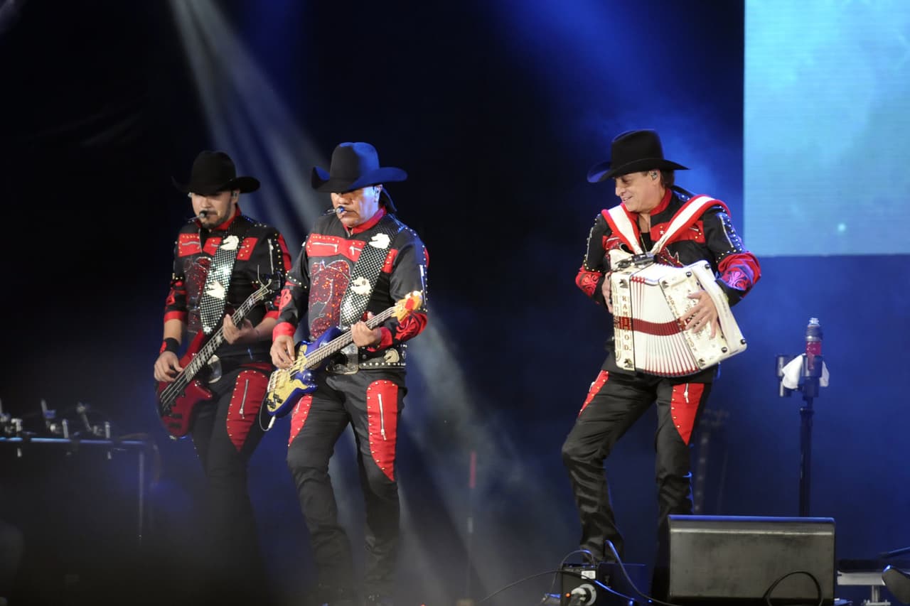 La banda, que fue creada en 1979, anunció su separación en 1997, aunque volvió a reunirse en 2003 como El Gigante de América, debido a problemas legales por el nombre de Bronco con su exrepresentante.
<br>