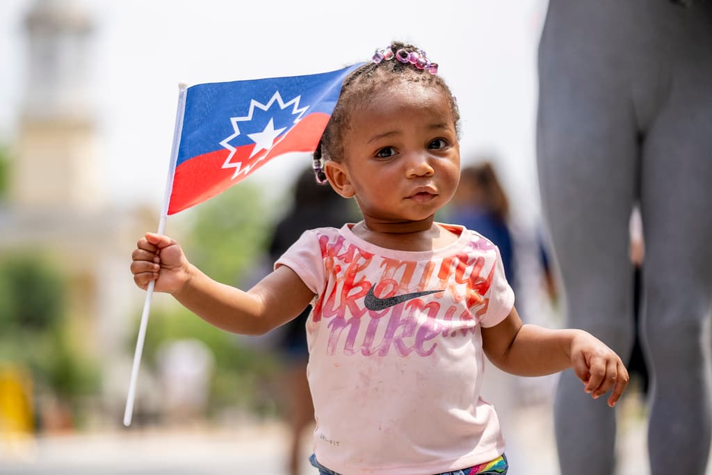 Rose St. John, una niña con la bandera de Juneteenth de 
<b>Ben Haith </b>en Washington, Monday,