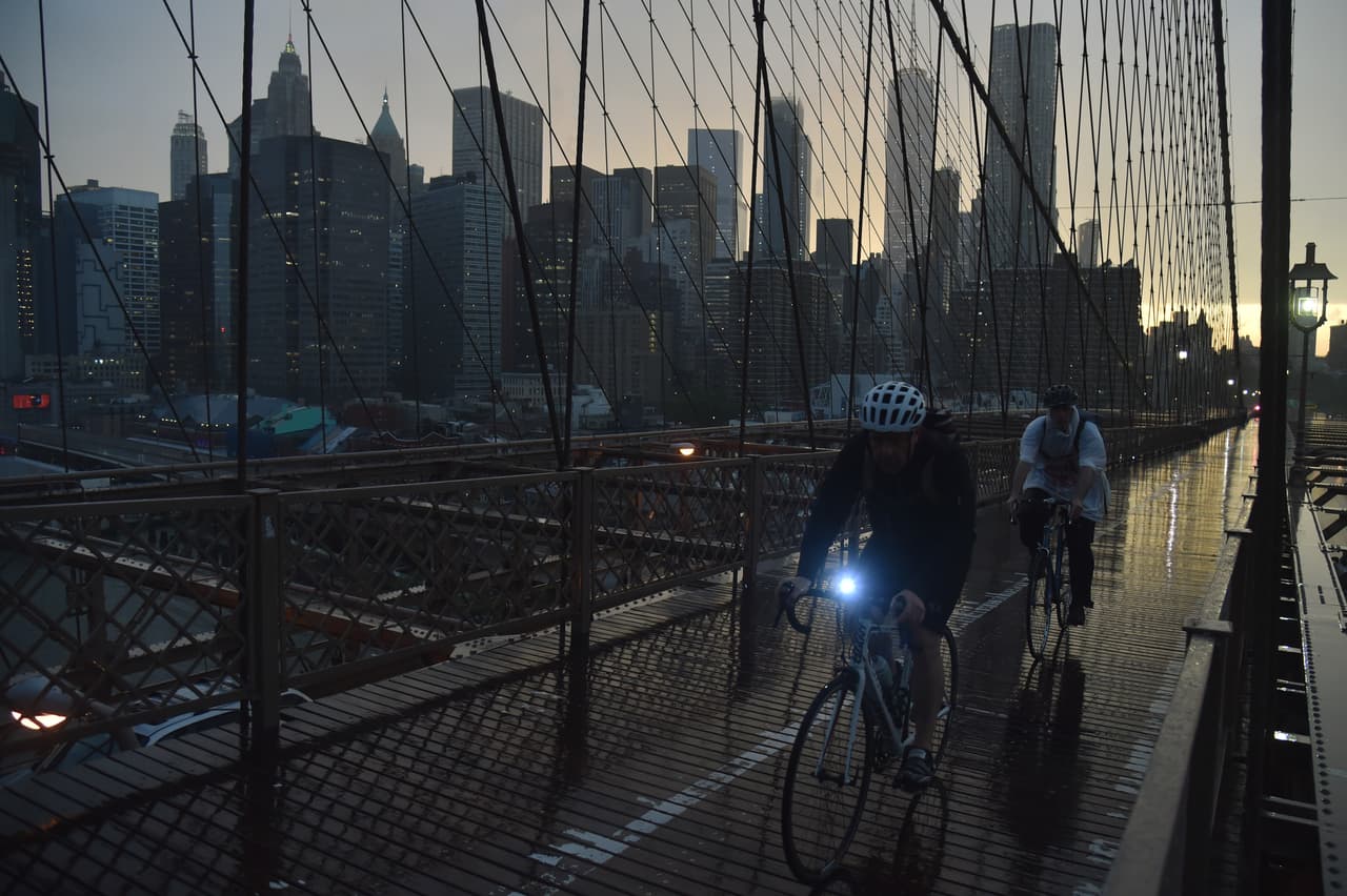 "En el puente de Brooklyn, prohibiremos los coches en el carril más interior del lado de Manhattan para transformarlo en un carril bici protegido de doble sentido y convertir el actual espacio de paseo compartido en un espacio sólo para peatones", informó la oficina del alcalde.