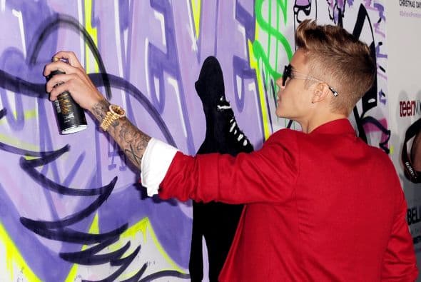 Si a Justin Bieber le comprueban los cargos de vandalismo por el ataque de huevos contra su vecino, podría convertirse en persona non grata para Estados Unidos.