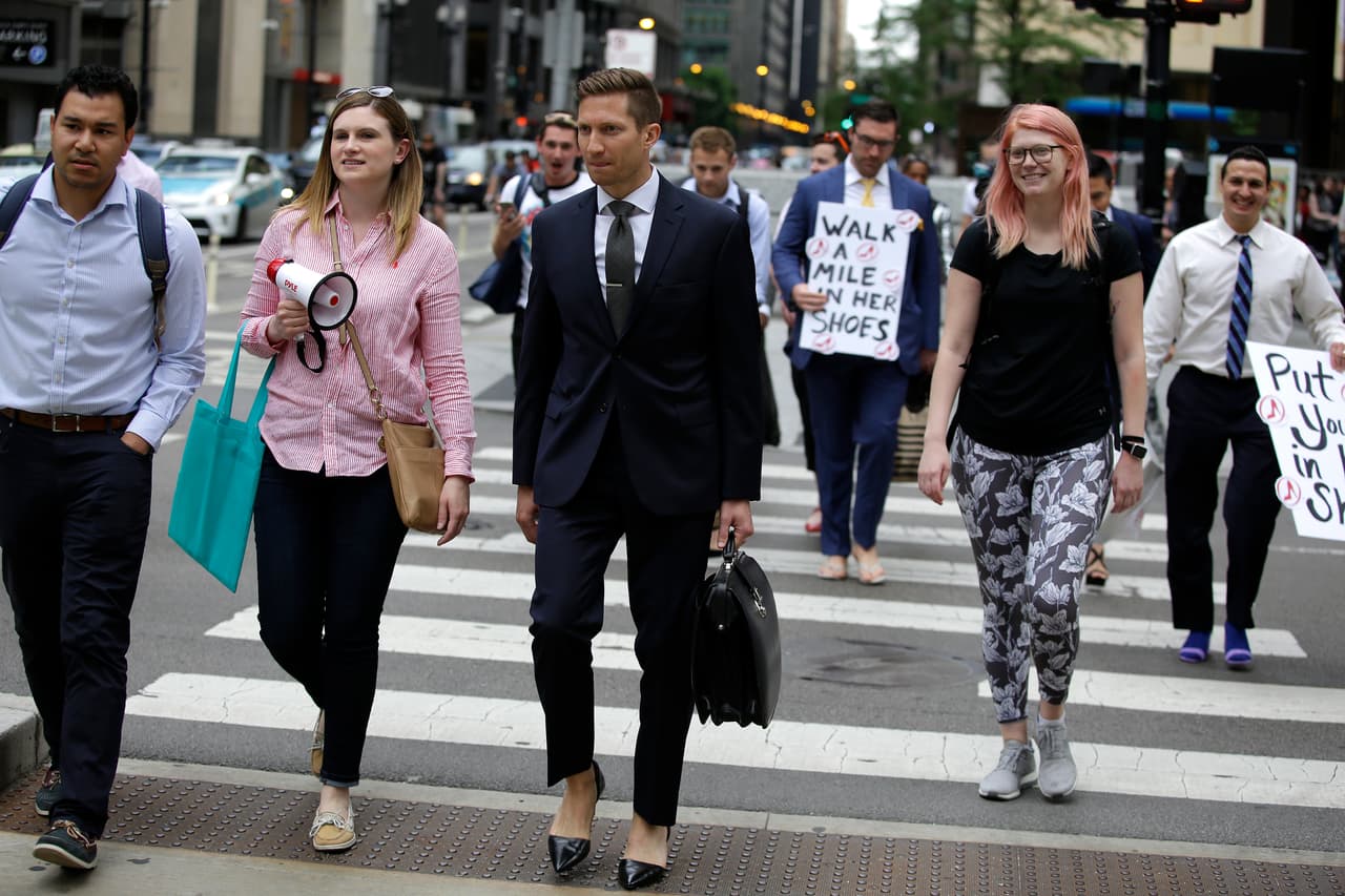 La caminata llamó la atención de transeúntes que acompañaron a los abogados durante varias cuadras.