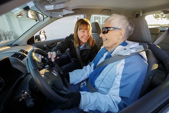 En las paradas o semáforos, no te le pegues al auto de enfrente. Deja un espacio, en caso que tengas que escapar de una situación peligrosa. Y no apagues el motor.
