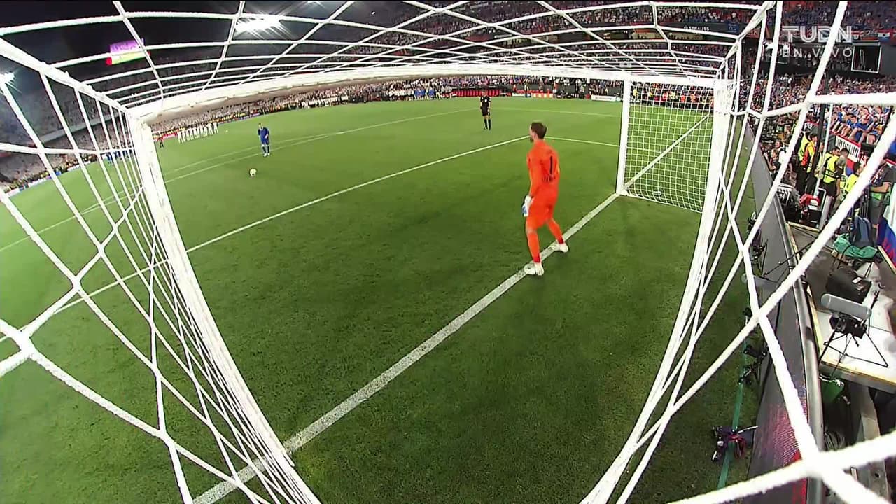 ¡GOL!  anota para Eintracht Frankfurt. Ajdin Hrustic