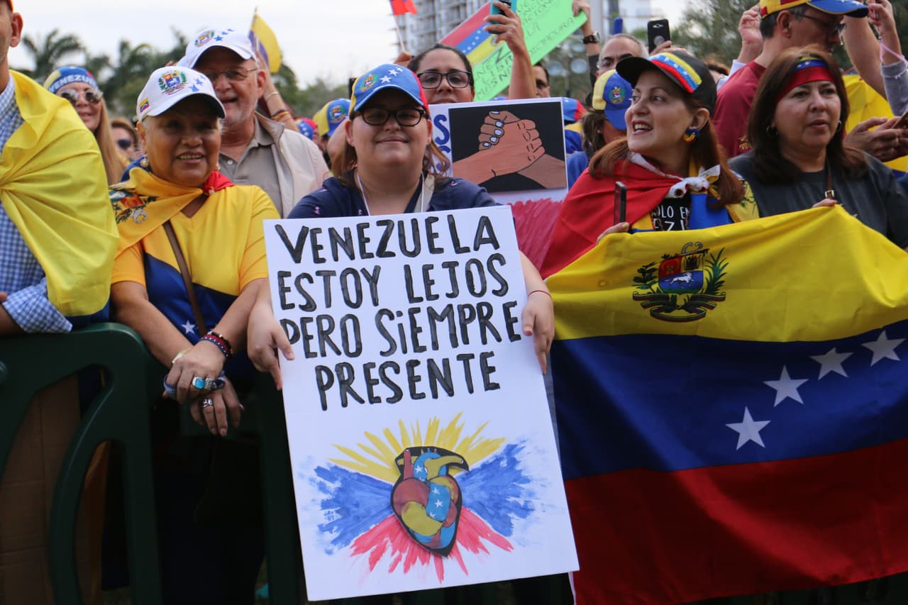 “Venezuela estoy lejos pero siempre presente” decía uno de los carteles que portaban cientos de venezolanas que se concentraron en Downtown Doral Park para apoyar al presidente interino de su país.