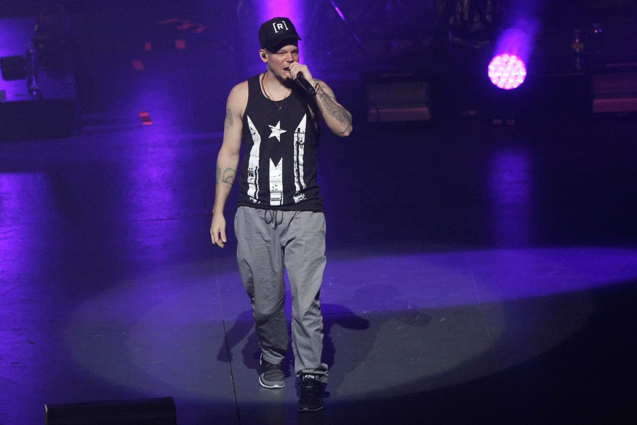 René Pérez "Residente" fue uno de los primeros en manifestarse en contra de la administración de Rosselló. El exintegrante de Calle 13 publicó una
<a href="https://www.youtube.com/watch?v=RSh7HIH2pvg" target="_blank">canción junto a Bad Bunny</a>.