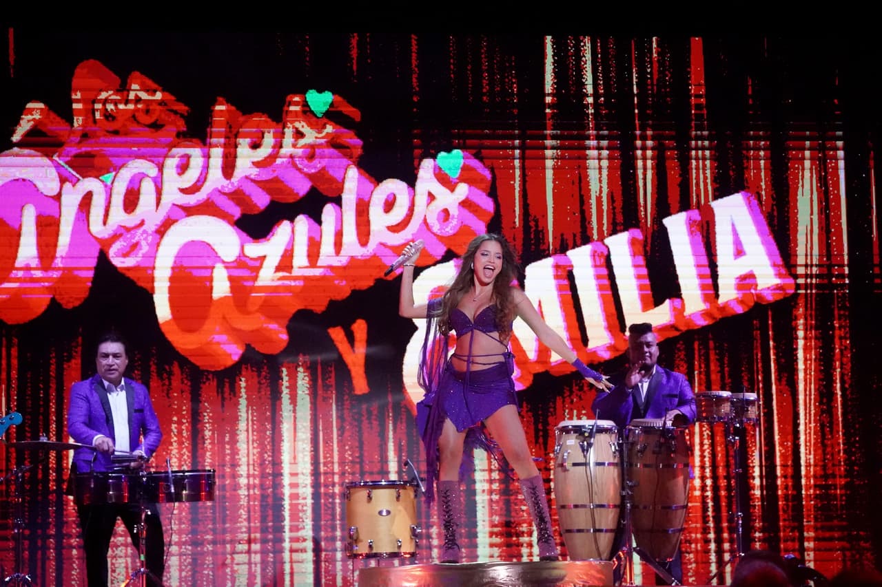 Los Ángeles Azules y Emilia deleitaron con la cumbia 'Perdonarte ¿para qué?', nadie dejó de bailar.