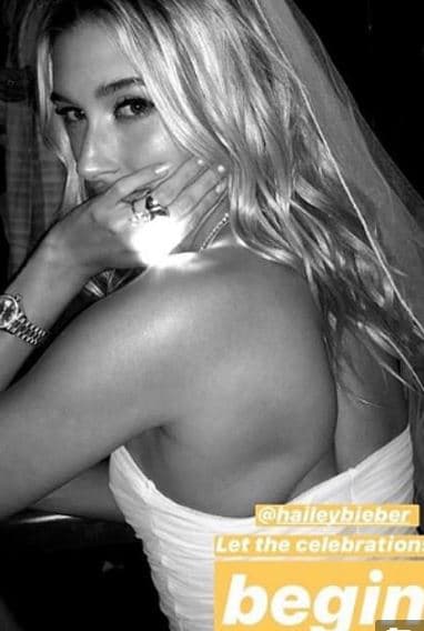 "Hailey se veía
<b> <a href="https://www.univision.com/famosos/a-la-esposa-de-justin-bieber-le-dio-fiebre-de-bebes-tras-ver-imagenes-de-la-hija-de-kylie-jenner-video" target="_blank">impresionante con un vestido blanco y velo</a>. </b>El grupo estaba de un humor incontrolable y feliz. Se notaba que Hailey estaba muy emocionada de celebrar con sus amigas. Ella era todo sonrisas", explicó la fuente.