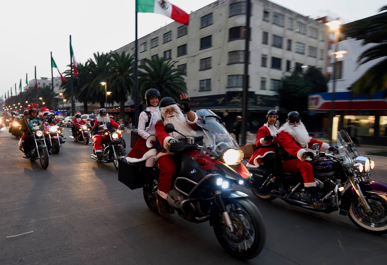 En Ciudad de México, un grupo de moteros también se disfrazó de Papa Noel para recorrer las calles de la capital mexicana.
