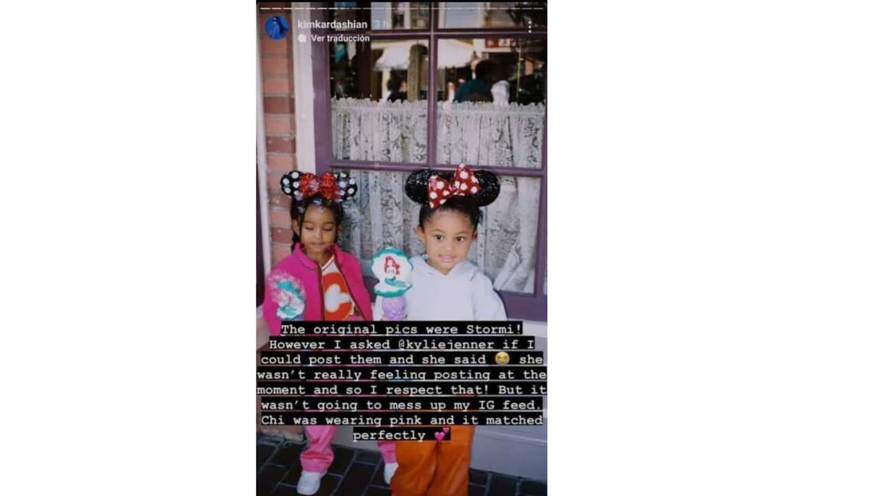 “¡Las fotos originales (de Disneylandia) eran de Stormi! Sin embargo, le pregunté a Kylie Jenner si podía publicarlas y me dijo que no tenía ganas de publicar en este momento, así que lo respeté. Pero no iba a estropear mi feed de IG. Chi iba de rosa y combinaba perfectamente”, escribió junto a la fotografía sin edición.