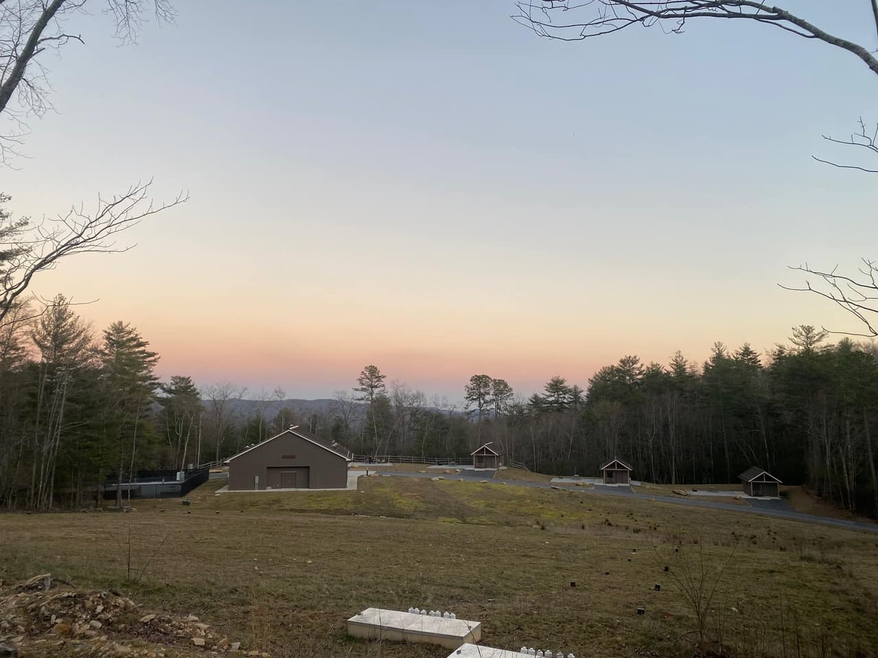 <b>Gorges State Park</b>
<br>
<b>Sitio web</b>: 
<a href="https://www.ncparks.gov/state-parks/gorges-state-park">https://www.ncparks.gov/state-parks/gorges-state-park</a> 
<br>
<b><a href="https://maps.app.goo.gl/zFCxz4zihPQ5BKQ47">Cómo llegar</a> </b>
<br>
<br>Ubicado en el condado de Transilvania, cerca del punto donde se unen Carolina del Norte, Carolina del Sur y Georgia, el Parque Estatal Gorges cuenta con cascadas profundas, pendientes escarpadas de ríos y precipicios de rocas escarpadas.