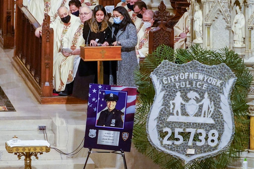 La joven, que 
<b><a href="https://www.univision.com/local/nueva-york-wxtv/viuda-de-jason-rivera-comparte-fotos-instagram" target="_blank">se acababa de casar en octubre</a></b>
<a href="https://www.univision.com/local/nueva-york-wxtv/viuda-de-jason-rivera-comparte-fotos-instagram" target="_blank"> </a>con Jason Rivera, describió la vida que llevaban: les encantaba ver películas en Netflix, ir a Starbucks, comer y pasear juntos. 
<br>