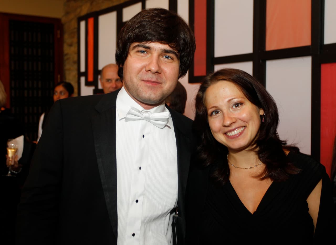 En esta foto del 2 de mayo de 2014, el laureado pianista de concierto, Vadym Khodolenko, posa con su esposa Sofya Tsygankova, durante la Gala Cliburn 2014 en el Club Ridglea Country en Fort Worth, Texas. Según la policía, el músico ucraniano encontró a sus dos hijas asesinadas en la casa en la que había vivido con su esposa, oriunda de Rusia, en Texas, el jueves 17 de marzo de 2016. Tsygankova fue hospitalizada con heridas de cuchillo. (Richard W. Rodriguezl/Star-Telegram vía AP)
