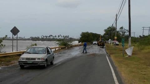La Agencia Estatal para el Manejo de Emergencias y Administración de Desastres compartió imágenes actuales del impacto del huracán en la Carretera #1 km.93.1 en Salinas.