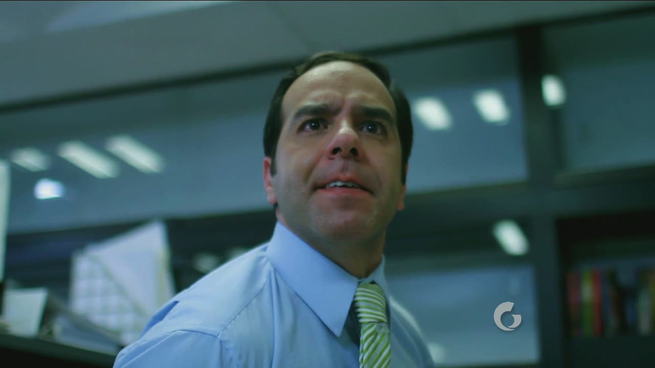 En la oficina, Toño está muy molesto por la pesada broma que la Licenciada Domínguez y su asistente le jugaron. Toño nunca más se dejará ningunear.