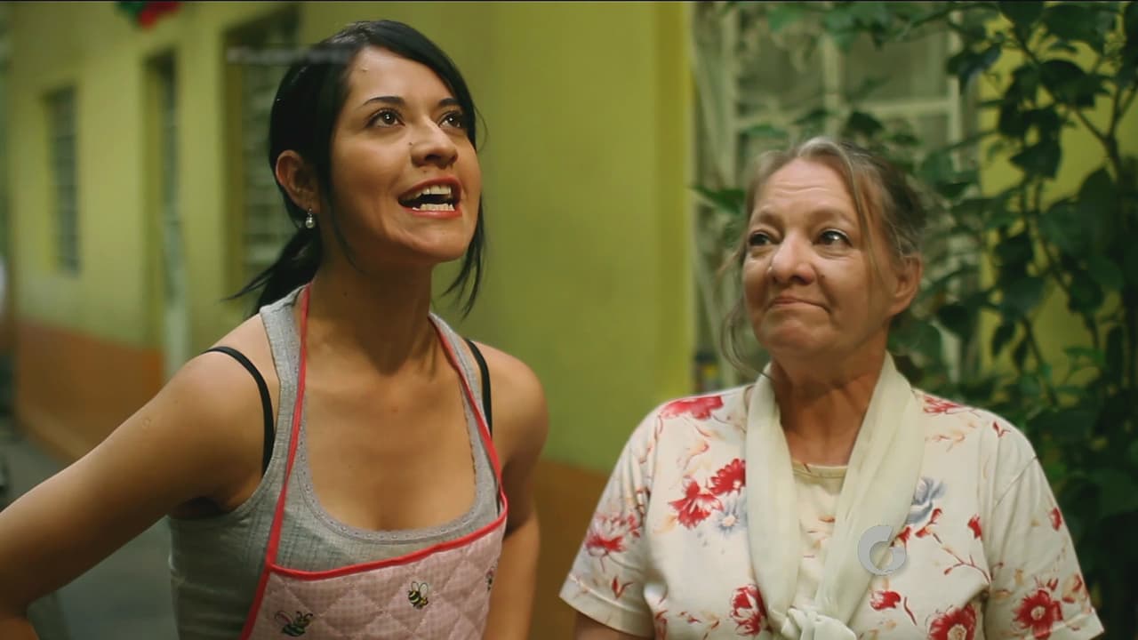 Martha escucha que Poncho anda en problemas otra vez y frente a las vecinas lo reprende.