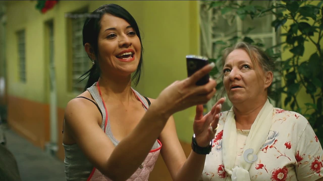 ¿Cuál sería la mejor excusa para justificar que hablas sola? ¡Claro, el teléfono! ¿Las vecinas le habrán creído?