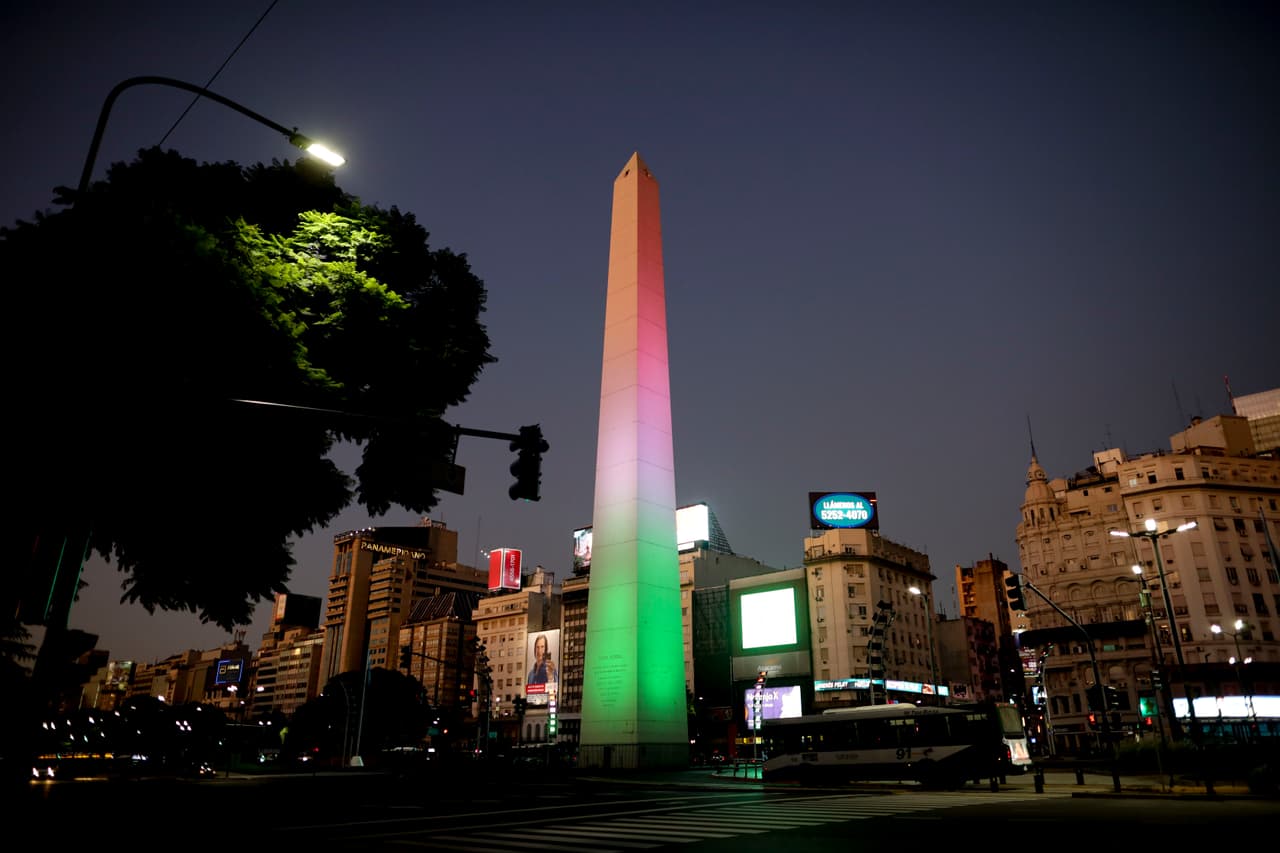 <b>La bandera de Italia en Argentina.</b> El Obelisco, uno de los más importantes monumentos de Buenos Aires iluminada para solidarizarse con uno de los países más afectados por el covid-19. 20 de marzo.