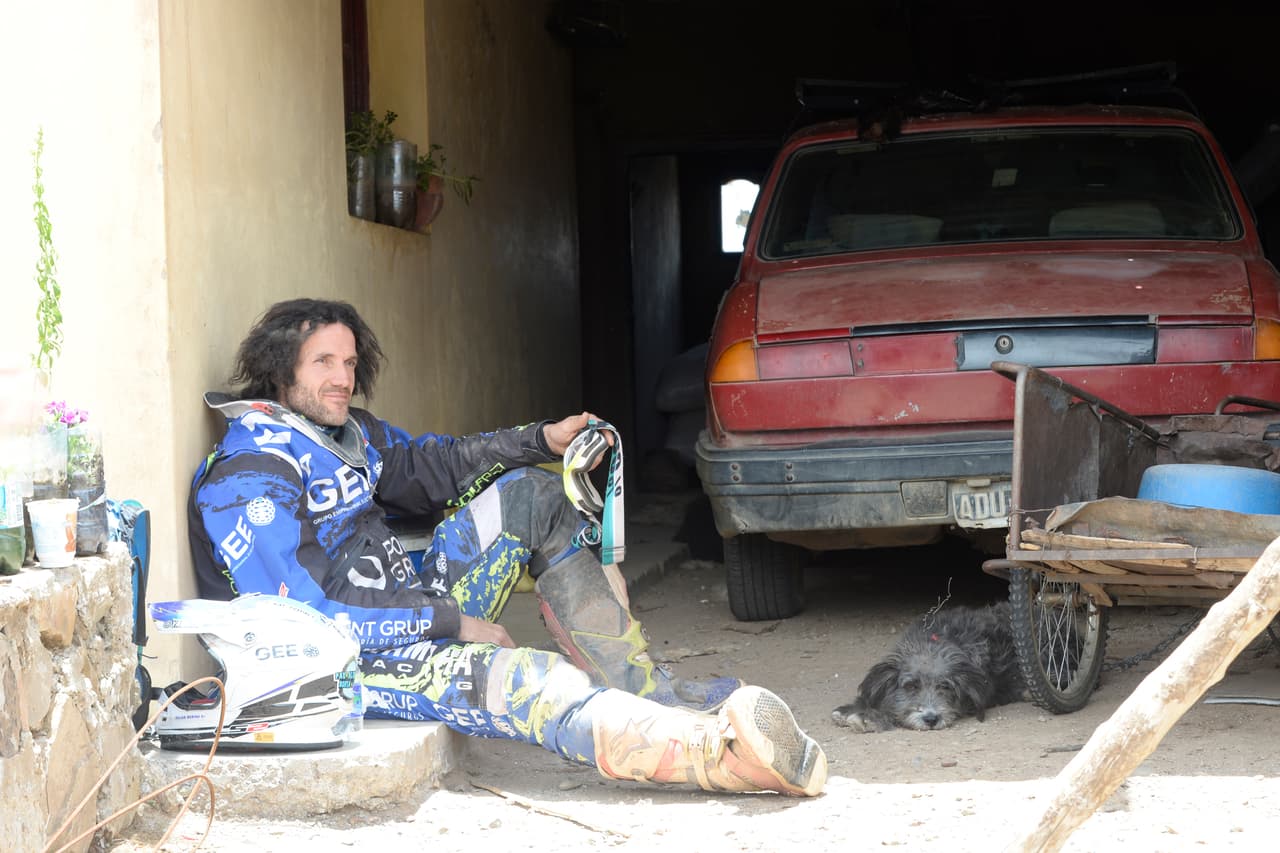 Un dato curioso, es que los pilotos tienen que hacer sus necesidades fisiológicas en el auto. 
<b>Las etapas duran 12 horas, no pueden parar,</b> hay que rebasar al rival, por ello muchos conductores llevan integrada una bolsa bajo el traje para orinar o usan pañales.