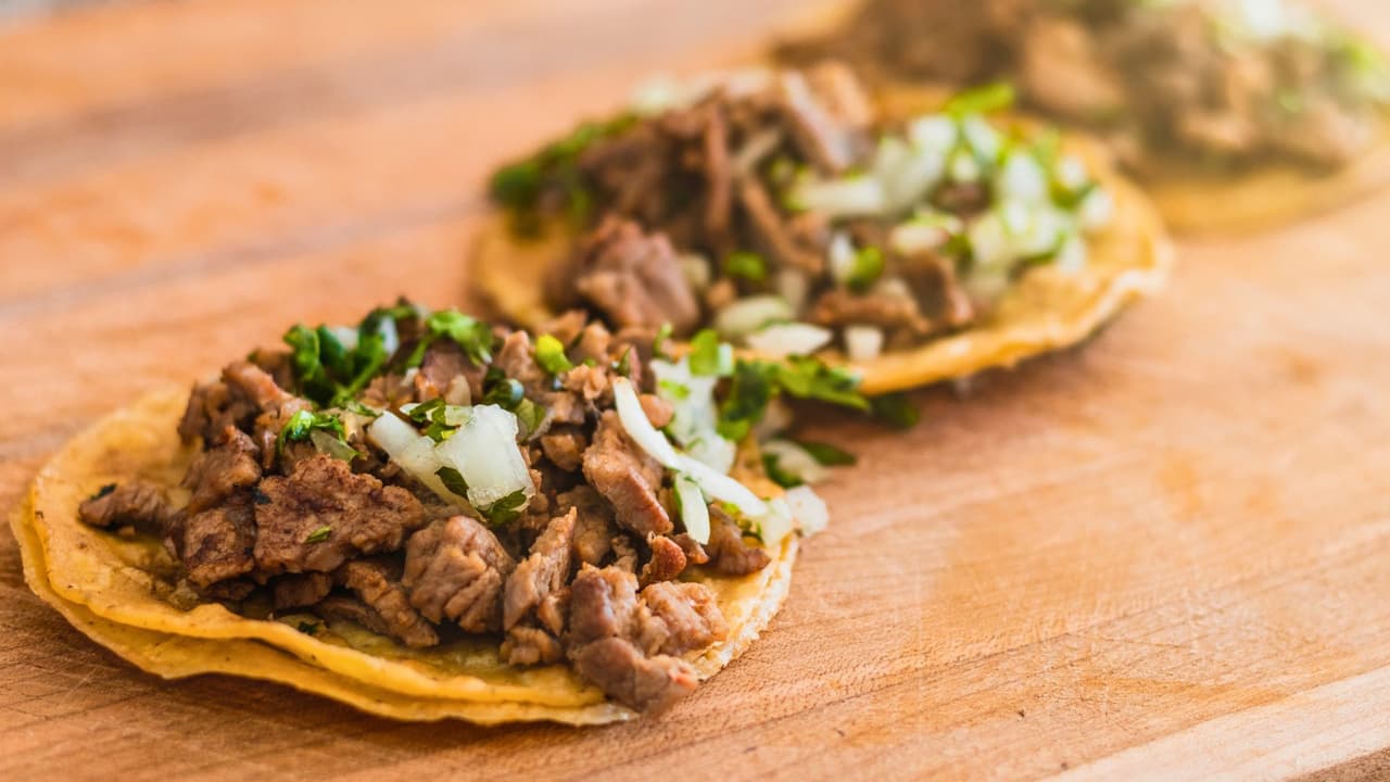 Finalmente, en Misuri, los perros calientes son más baratos, costando solo 1.50 dólares por unidad. Esto 
<b>te permitiría comprar 20.6 millones </b>de perros calientes, 
<b>¡más que suficiente para abastecer a todos los habitantes de Kansas City! </b>Si prefieres tacos, que en Misuri cuestan unos 2.00 dólares, podrías comprar 15.45 millones de tacos.