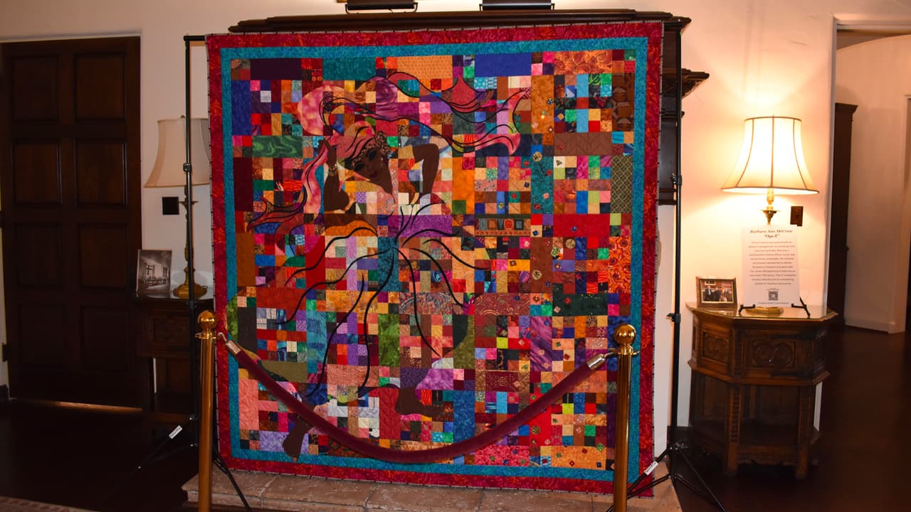 Además, hasta el 6 de agosto también está disponible la exposición Quilters Guild of Dallas, que 
<b>exhibe colchas hechas a mano en la Casa DeGolyer</b>.