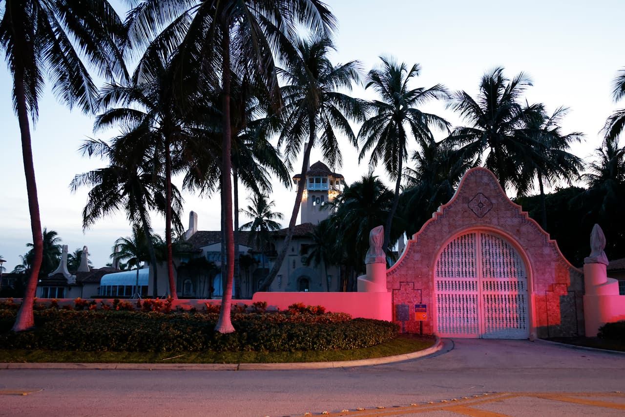 La entrada a Mar-a-Lago, la casa del expresidente Donald Trump, este lunes 8 de agosto de 2022, en Palm Beach, Florida.