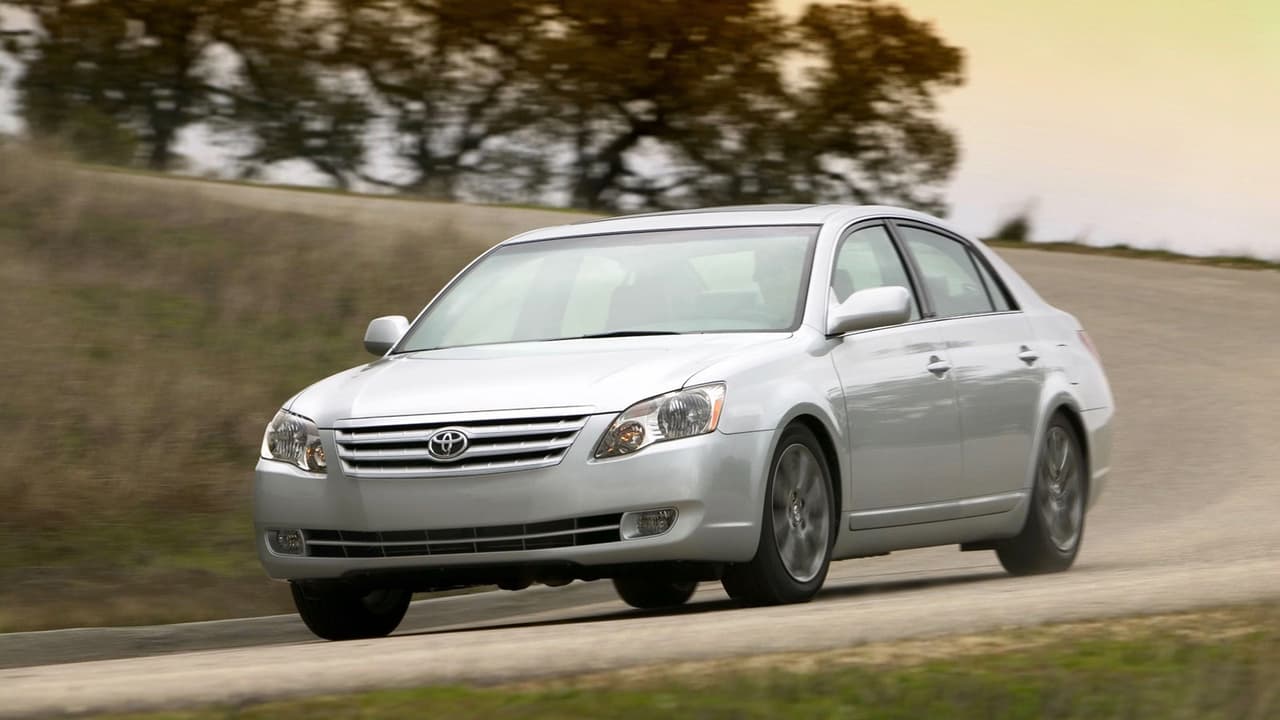 <h3 class="cms-h3-H3">15. Toyota Avalon</h3>
<br>El 10.8% de los dueños del sedán grande de Toyota lo mantiene en sus manos por más de 15 años, lo que representa 1.4 veces más que el promedio de personas que mantiene sus autos nuevos por más de 15 años.
<br>En la imagen vemos un Toyota Avalon 2006.