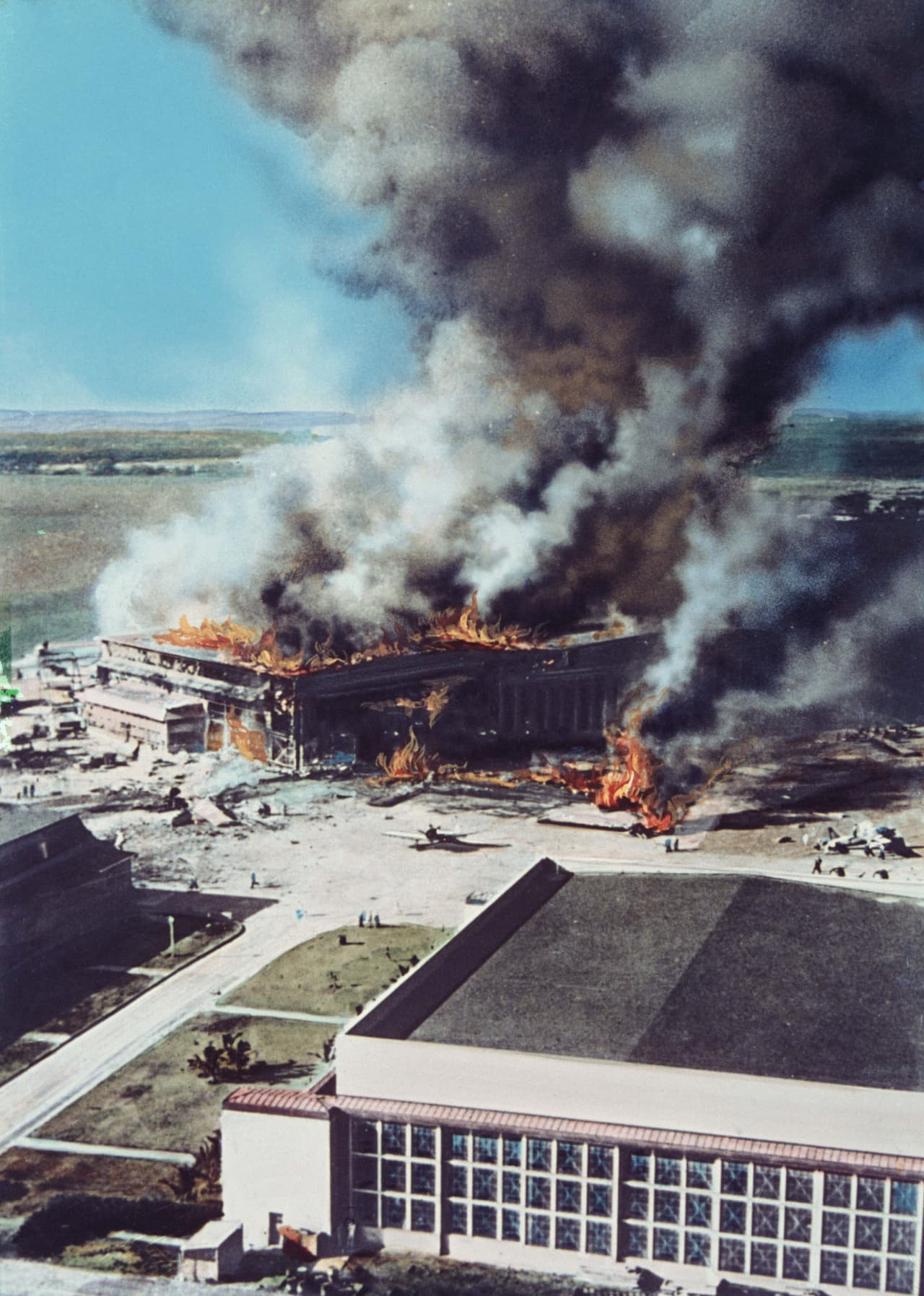 El humo se eleva desde los edificios en llamas en Ford Island, Pearl Harbor, el 7 de diciembre de 1941.