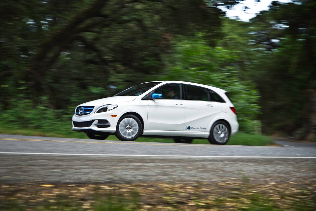 Mercedes-Benz B-Class Electric Drive 2015: Este auto aleman utiliza un tern motriz 100% eléctrico proporcionado por Tesla Motors mientras que el resto es totalmente Mercedes-Benz. El B-Class Electric Drive 2015 en los 10 estados que adoptan las regulaciones de aire limpio de California (ZEV) y puede ser adquirido en los otros 40 a través de orden especial.