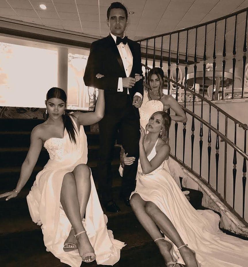 En esta imagen posa junto a Alejandro Chabán, Daniela Di Giacomo y Nastassja Bolívar al estilo de 'Los Ángeles de Charlie'.