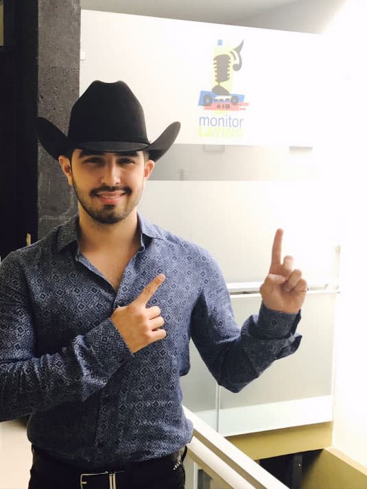 Joss Favela es un gran cantautor, su talento lo ha llevado a trabajar con grandes estrellas del género como Julión Álvarez, Banda El Recodo, Banda MS, La Arrolladora Banda El Limón, Larry Hernández y Los Invasores de Nuevo León.