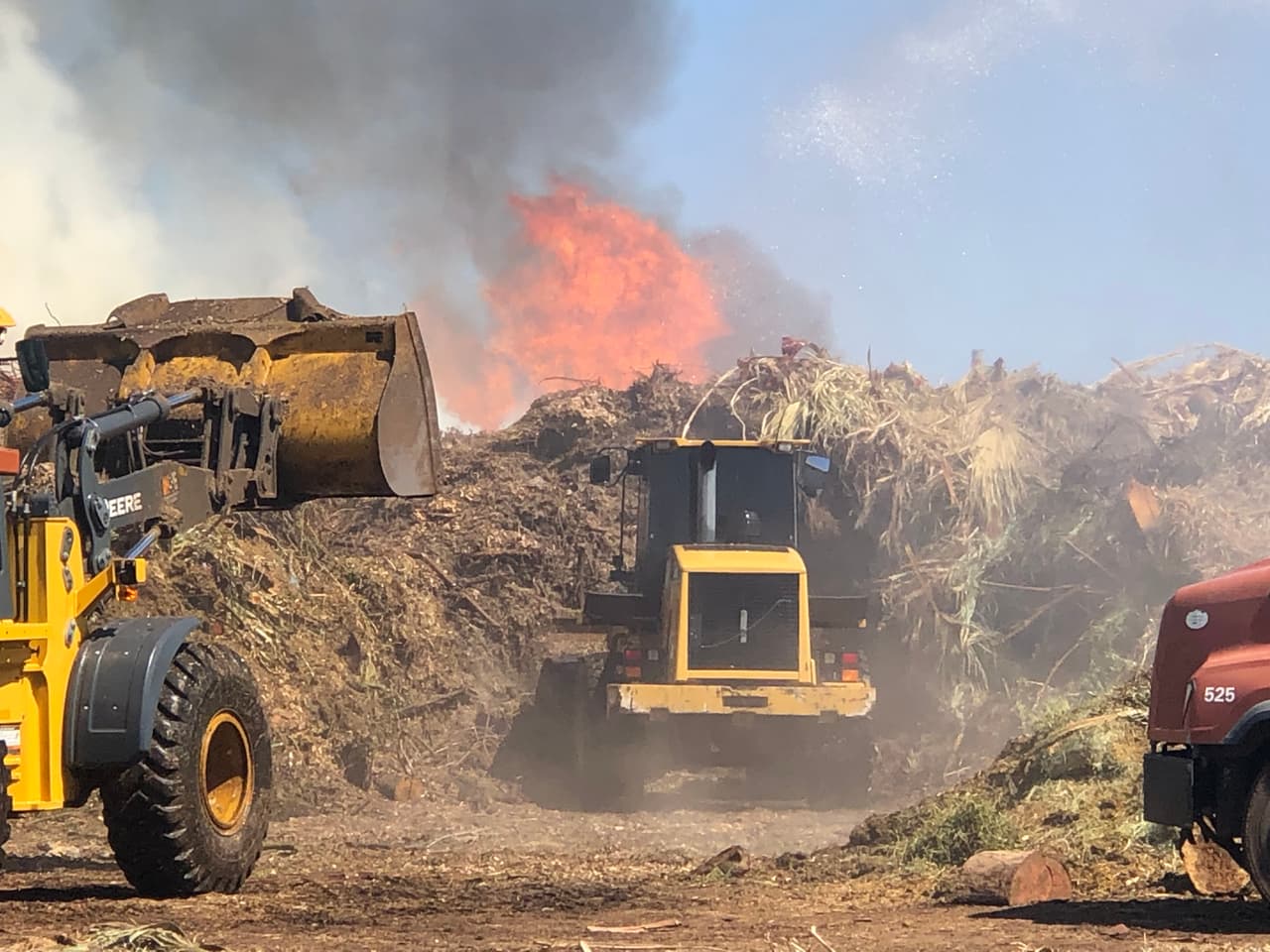 En otro hecho, bomberos extinguieron un incendio de composta que ardía en un predio en Tempe.