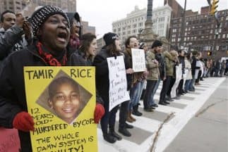 La familia de Rice presentó una demanda en contra de los dos funcionarios y de la ciudad de Cleveland en diciembre.