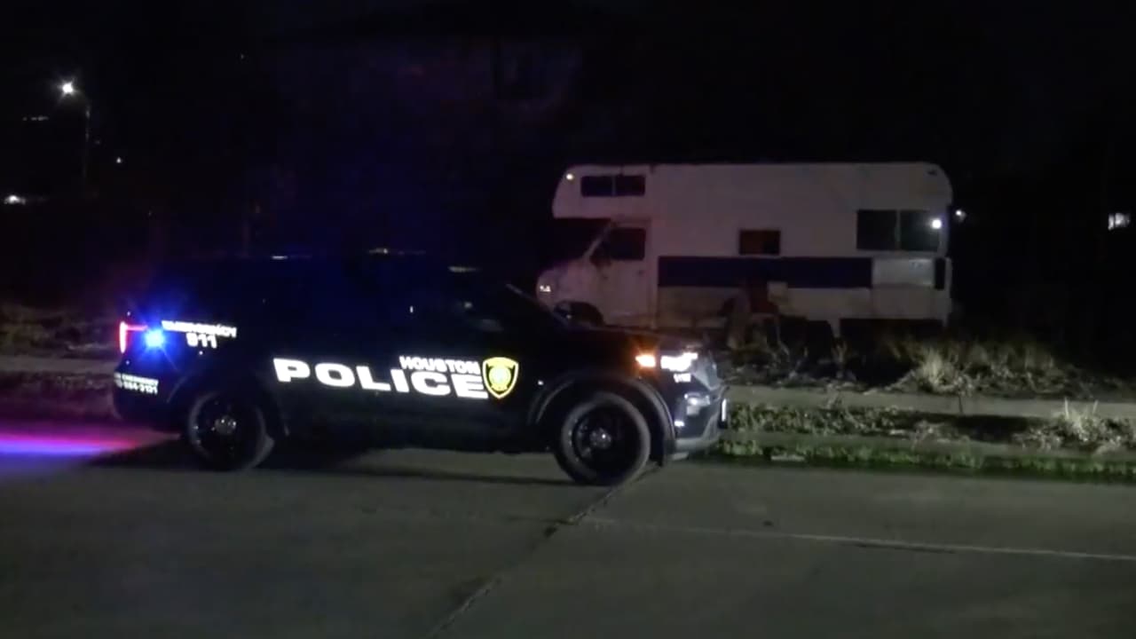 Balean en la cabeza a un hombre mientras dormía en una casa móvil en Houston 