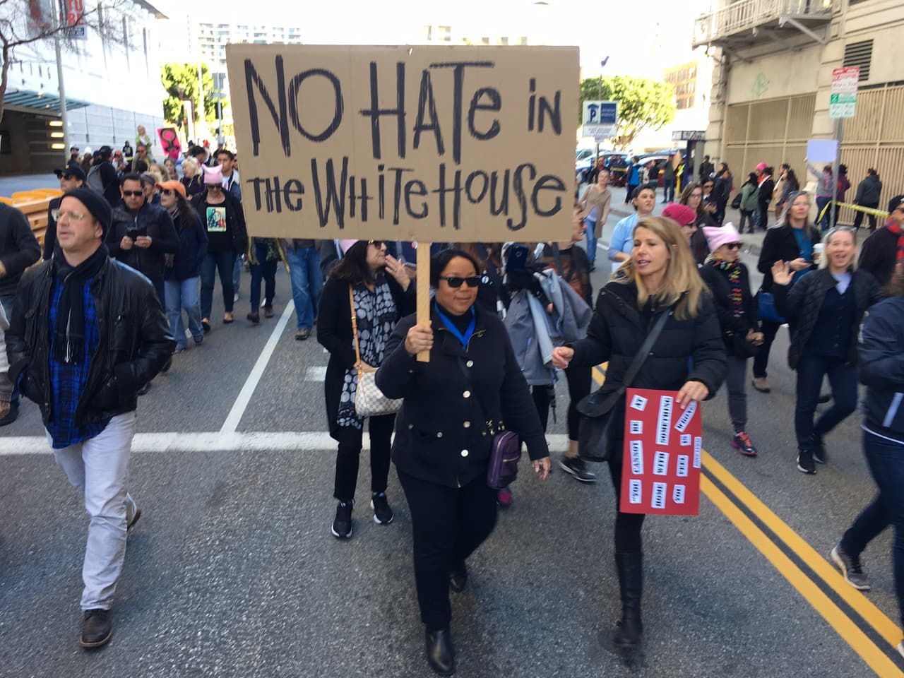 Decenas de miles de personas marcharon en Los Ángeles contra el gobierno de Trump.