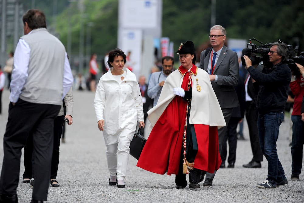 Todo preparado para la apertura oficial del túnel de San Gotardo, una obra financiada en su totalidad por Suiza a un costo cercano a 12,227 millones de dolares (11,000 millones de euros). El presidente de Francia, François Hollande; la canciller alemana, Angela Merkel, y del primer ministro de Italia, Matteo Renzi, tomarán el segundo viaje en tren.