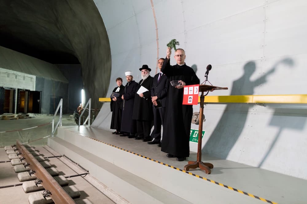 La ceremonia ecuménica para bendecir esta obra de ingeniería que desplaza de los récords a los túneles del canal de la Mancha, o el de Seikan en Japón.
