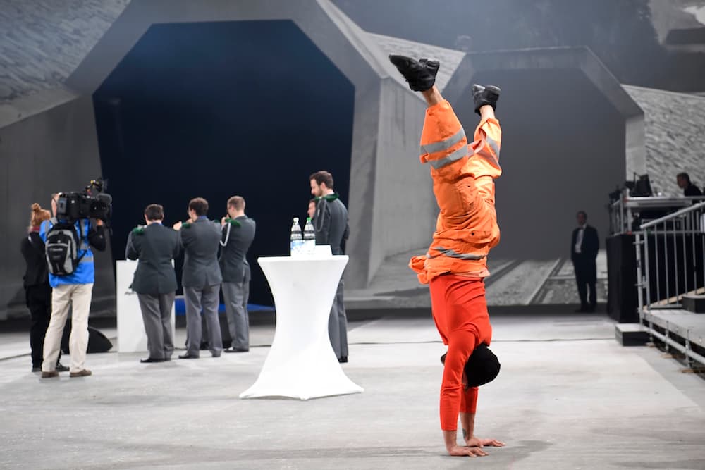 Un bailarín disfrazado de obrero se prepara para el opening show de la inauguración del túnel de San Gotardo. En los actos participarán 1,100 invitados oficiales y un número similar de ganadores del concurso, que viajarán en los trenes, además de cientos de empleados del túnel, técnicos y artistas.