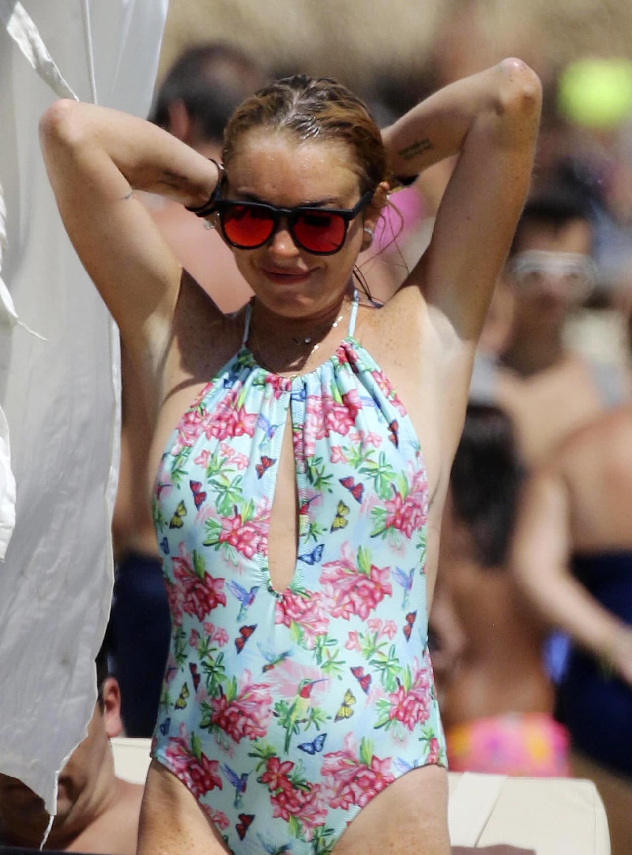 Además la forma de su traje d ebaño le ayuda a disimular un poco los kilitos que lleva.