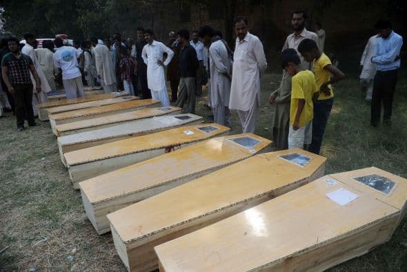 Pakistán amaneció conmocionado por la peor matanza cometida por los talibanes contra la comunidad cristiana, que costó la vida a más de ochenta personas y pone en jaque la estrategia de diálogo del Gobierno con los radicales. El último recuento ha elevado a 82 el número de fallecidos, que aún puede subir dado el estado crítico de varios de los más de 140 heridos ingresados en hospitales de la localidad noroccidental de Pesháwar, en una de cuyas iglesias se produjo la masacre. "No teníamos palabras ante el horror que teníamos delante", explicó hoy a Efe el director de la Liga Interconfesional de Pakistán (APIL), el cristiano Sayid Ishaq, quien visitó ayer junto a diversas autoridades regionales a las víctimas hospitalizadas. "No es solo un atentado contra nuestra minoría, sino también contra la humanidad de este país", dijo Ishaq, quien calificó la situación tras el ataque "como la peor sufrida hasta ahora por los cristianos paquistaníes".