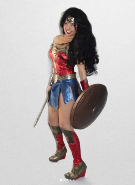 Thalía complementó su disfraz con unas increíbles botas, escudo y la ‘Mata dioses’.