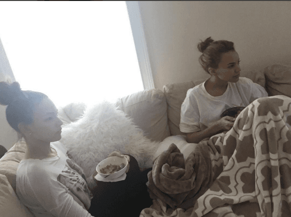 Cuando no está en algún hospital o haciendo música, esta mujer disfruta de un día relajado entre cobijas.