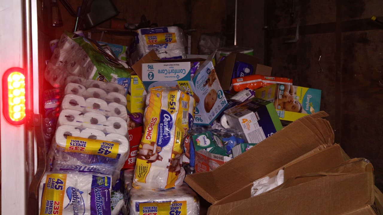 Así fue la entrega de ayudas por 'El Bueno, La Mala y El Feo' en Port Arthur, una de las localidades más afectadas por el huracán Harvey.