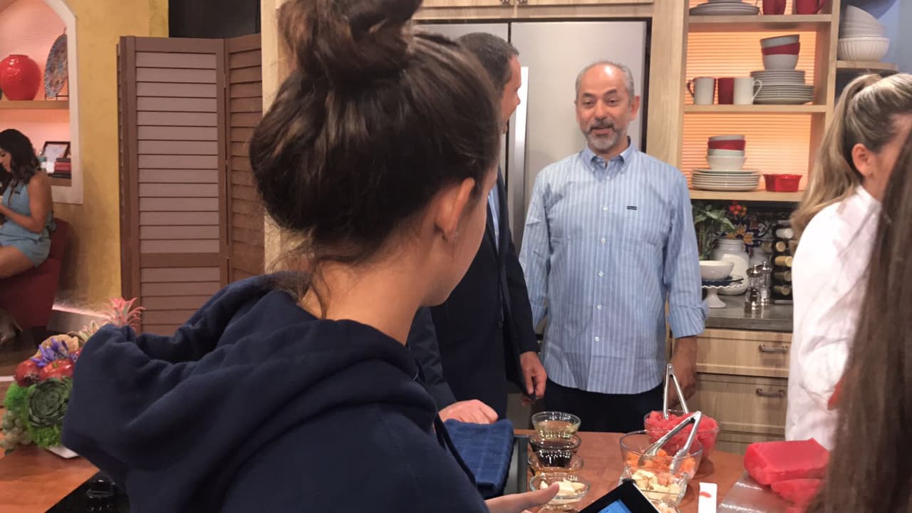 Su hija Hannah madrugó para estar con él y aprender un poco más de todo lo que pasa en el trabajo de su papá.